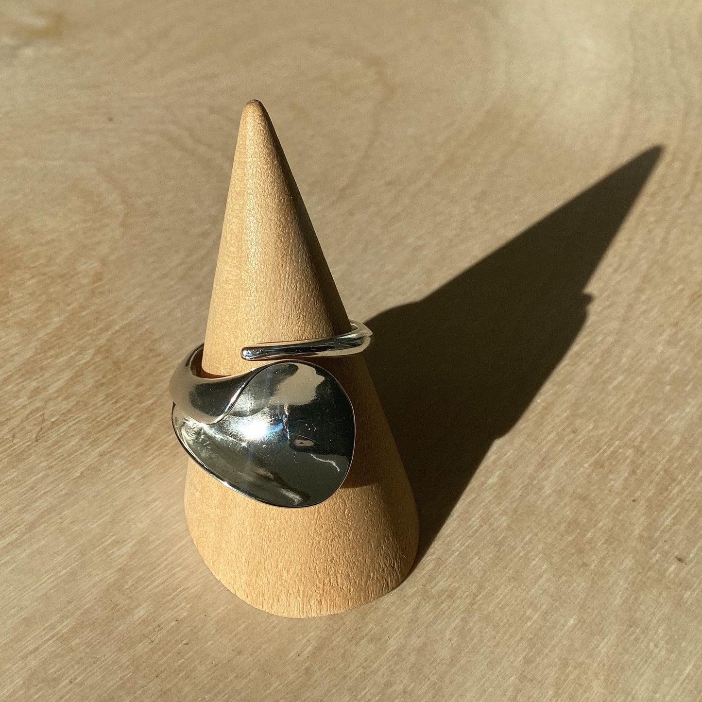 peace lily ring sterling silver Timmy Smith Waiheke wooden stand