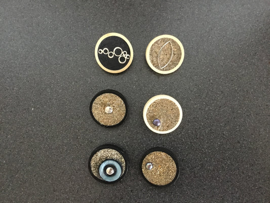 Sand brooches