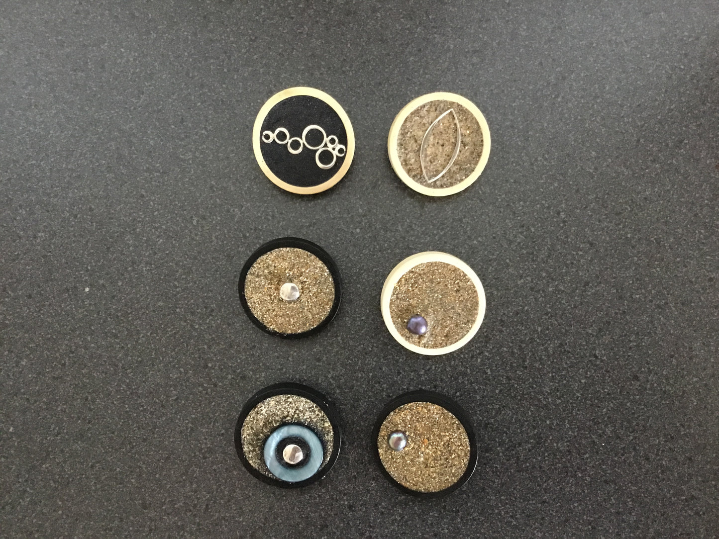 Sand brooches